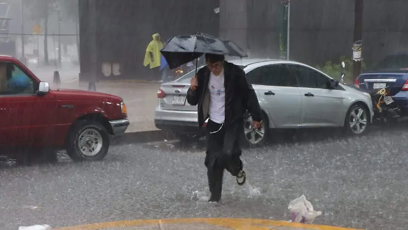 Persona en lluvia